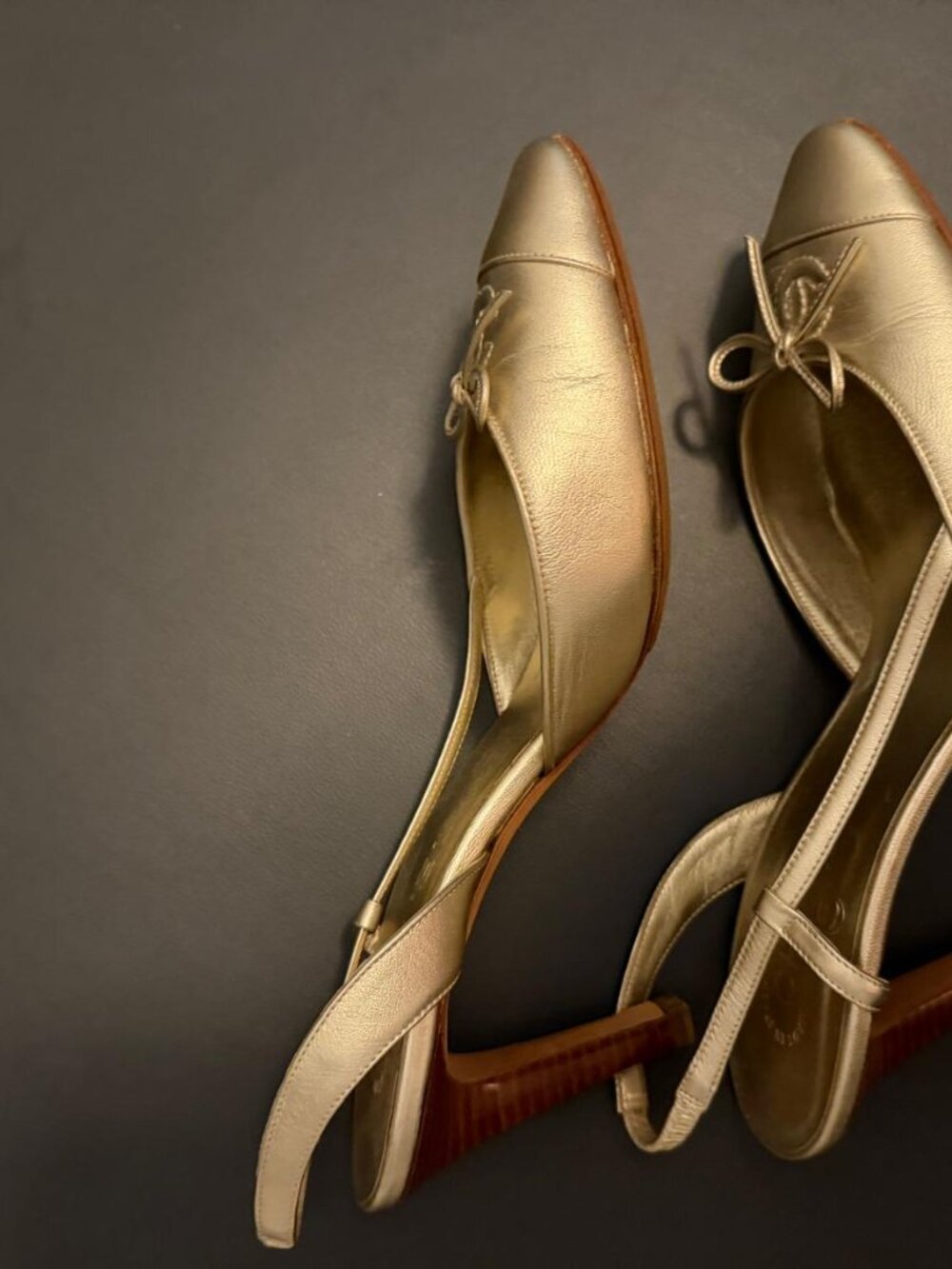 Vintage Chanel Metallic Gold CC Bow Slingback Heels – Size 38.5 - Picture 2 of 8